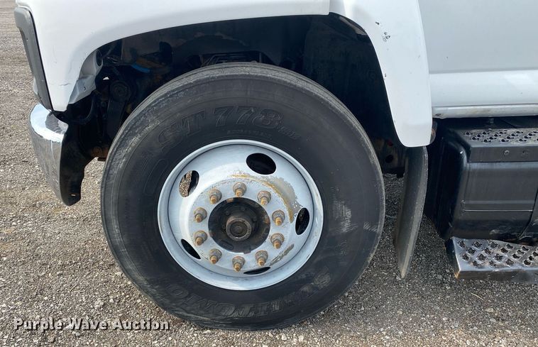 image for item KW9257 2005 Chevrolet C7500  flatbed truck