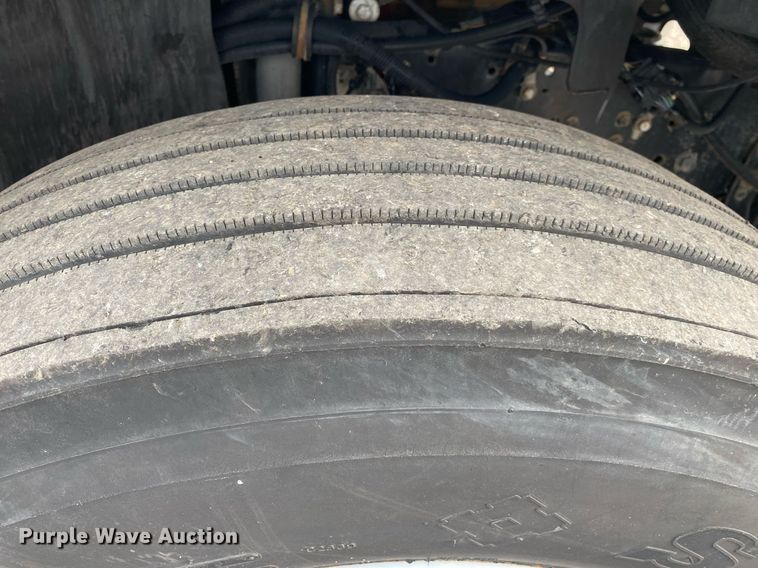 image for item KW9257 2005 Chevrolet C7500  flatbed truck