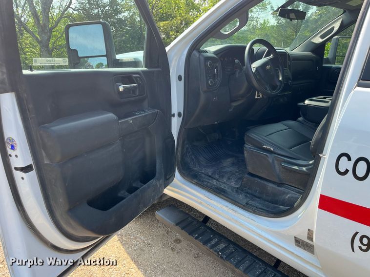 image for item LA9961 2020 Chevrolet Silverado 2500HD  Crew Cab utility bed pickup truck