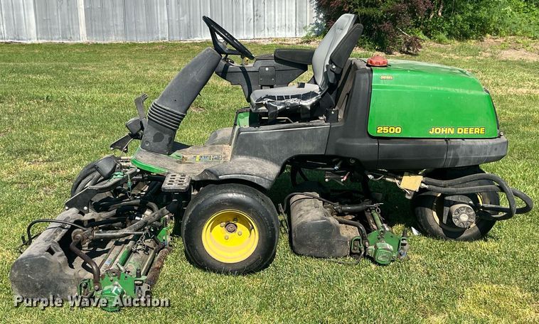 image for item LA9987 John Deere 2500  greens mower