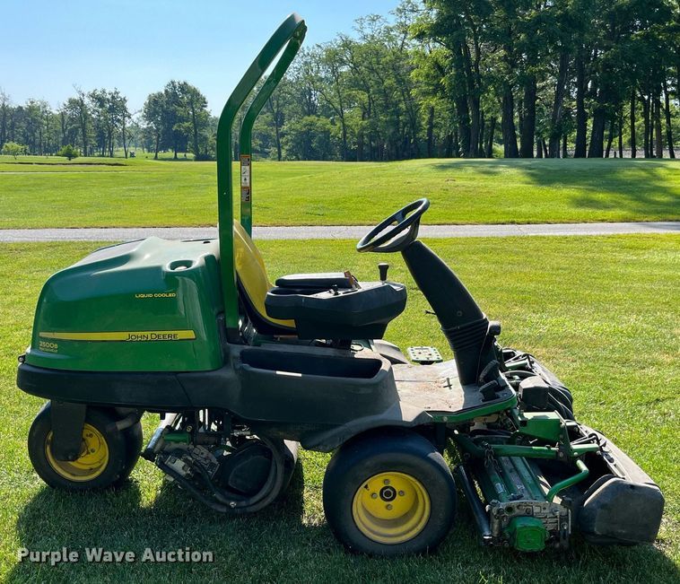 image for item LA9988 John Deere 2500B  greens mower