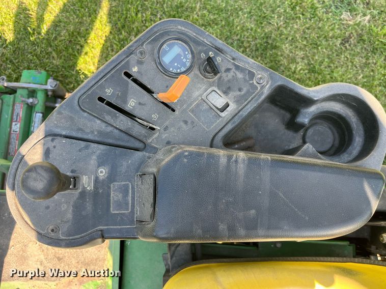 image for item LA9988 John Deere 2500B  greens mower