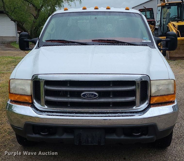 image for item LE9041 2001 Ford F350 Super Duty  Crew Cab pickup truck