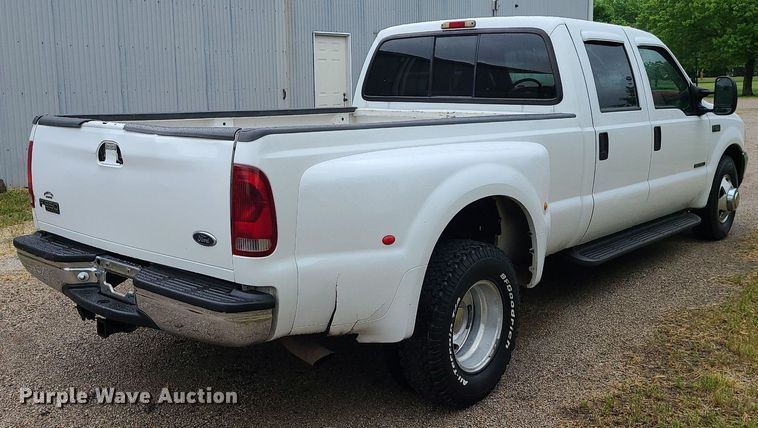 image for item LE9041 2001 Ford F350 Super Duty  Crew Cab pickup truck