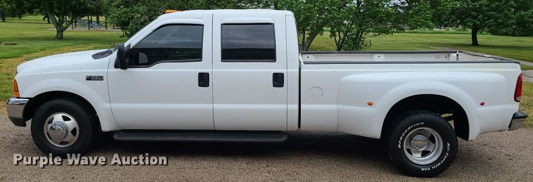 image for item LE9041 2001 Ford F350 Super Duty  Crew Cab pickup truck