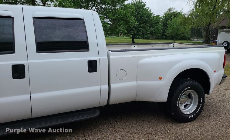 image for item LE9041 2001 Ford F350 Super Duty  Crew Cab pickup truck