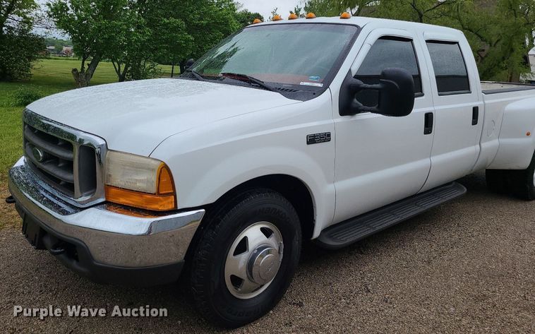 image for item LE9041 2001 Ford F350 Super Duty  Crew Cab pickup truck