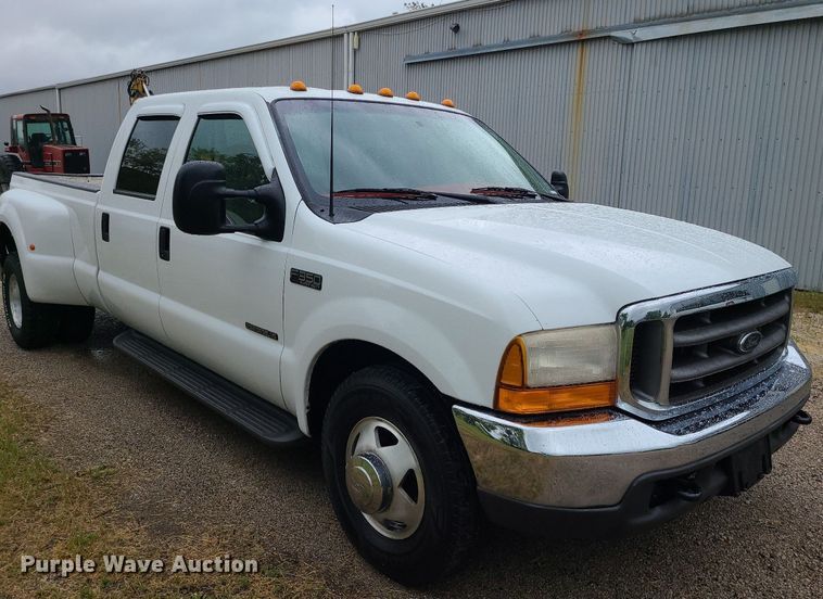 image for item LE9041 2001 Ford F350 Super Duty  Crew Cab pickup truck