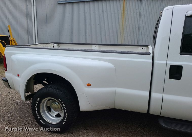 image for item LE9041 2001 Ford F350 Super Duty  Crew Cab pickup truck