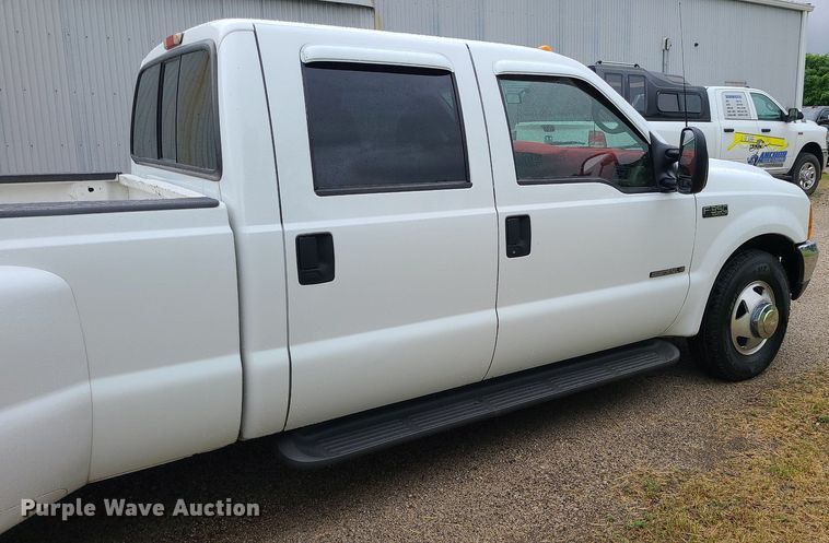 image for item LE9041 2001 Ford F350 Super Duty  Crew Cab pickup truck