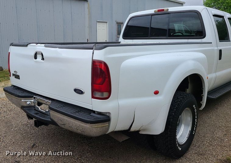 image for item LE9041 2001 Ford F350 Super Duty  Crew Cab pickup truck