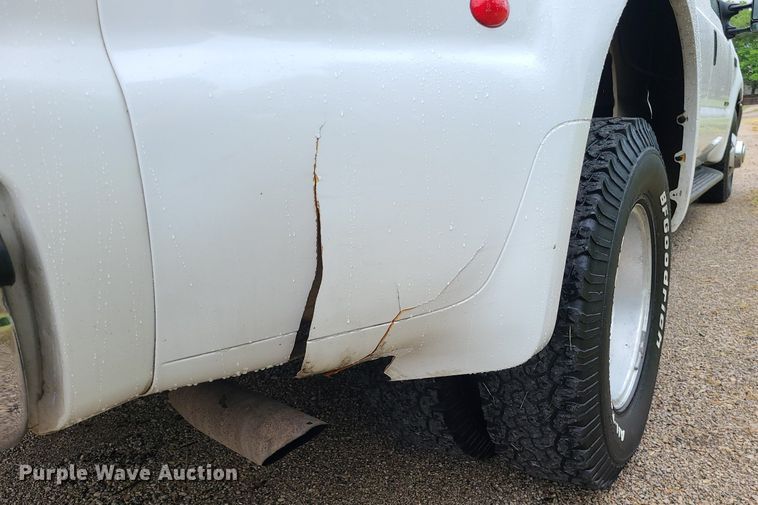 image for item LE9041 2001 Ford F350 Super Duty  Crew Cab pickup truck