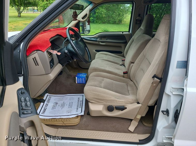 image for item LE9041 2001 Ford F350 Super Duty  Crew Cab pickup truck