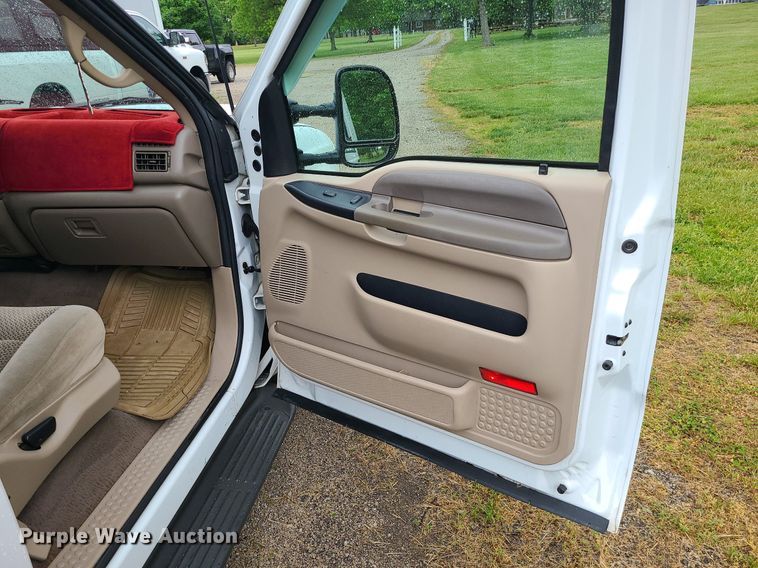 image for item LE9041 2001 Ford F350 Super Duty  Crew Cab pickup truck