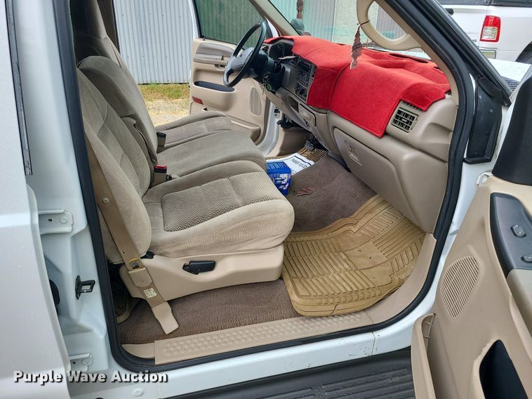 image for item LE9041 2001 Ford F350 Super Duty  Crew Cab pickup truck