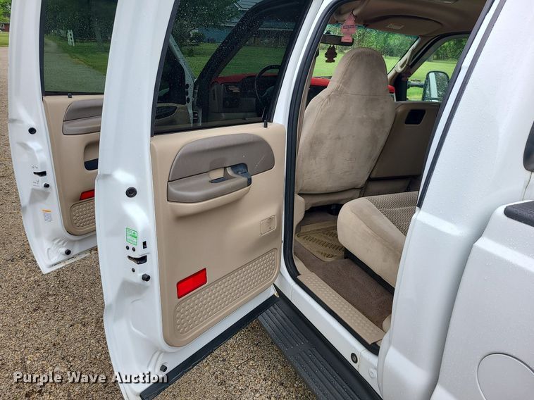 image for item LE9041 2001 Ford F350 Super Duty  Crew Cab pickup truck