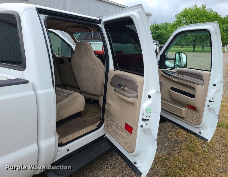 image for item LE9041 2001 Ford F350 Super Duty  Crew Cab pickup truck