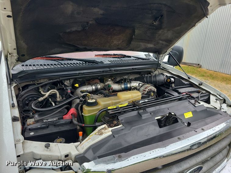 image for item LE9041 2001 Ford F350 Super Duty  Crew Cab pickup truck