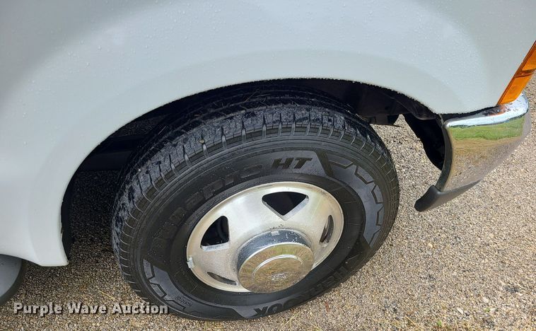 image for item LE9041 2001 Ford F350 Super Duty  Crew Cab pickup truck