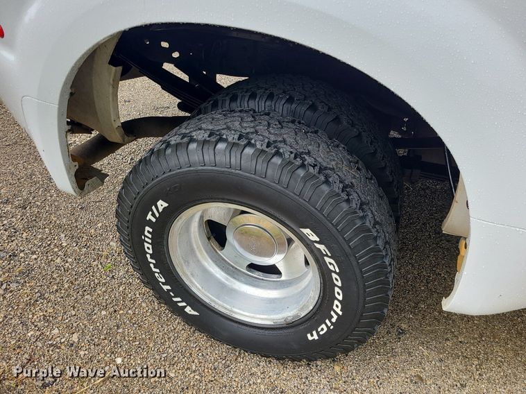 image for item LE9041 2001 Ford F350 Super Duty  Crew Cab pickup truck