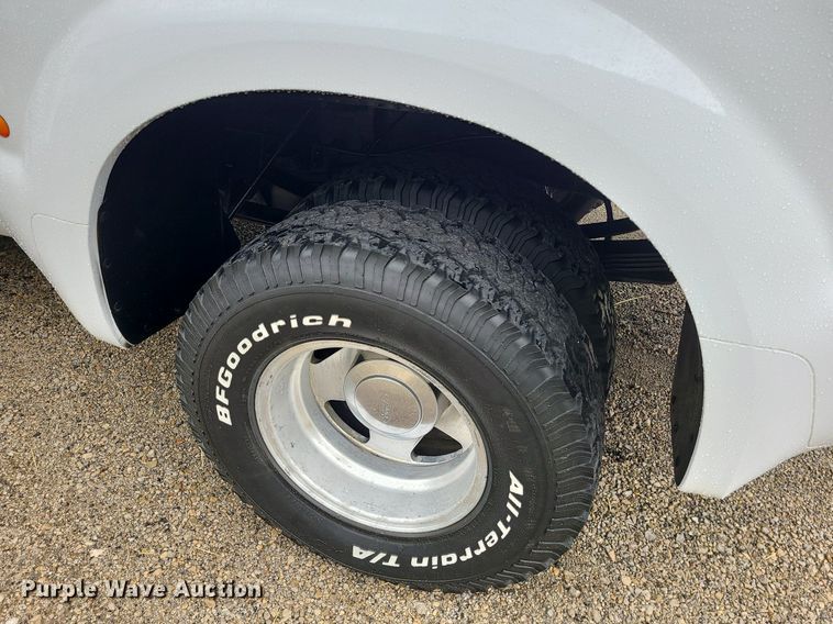 image for item LE9041 2001 Ford F350 Super Duty  Crew Cab pickup truck