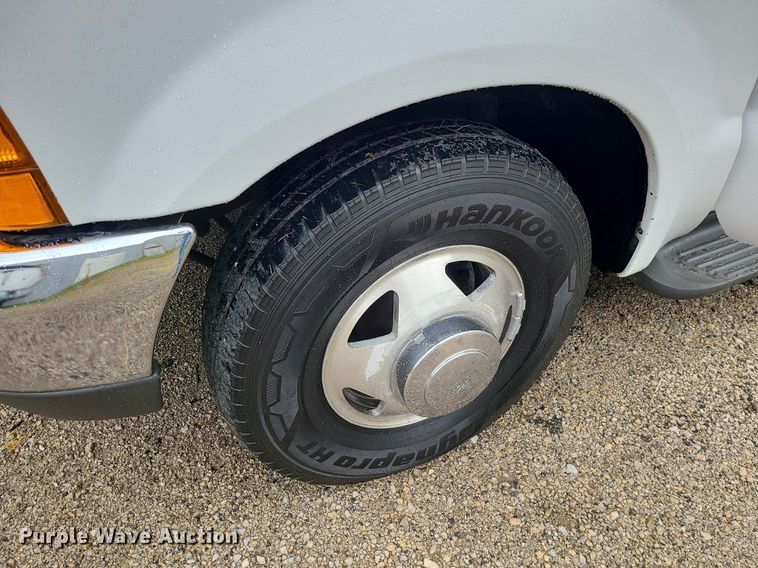 image for item LE9041 2001 Ford F350 Super Duty  Crew Cab pickup truck