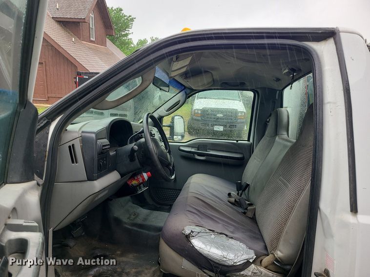 image for item LE9046 2005 Ford F450  utility / service truck