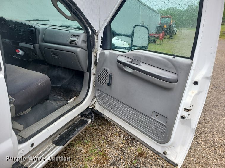 image for item LE9046 2005 Ford F450  utility / service truck