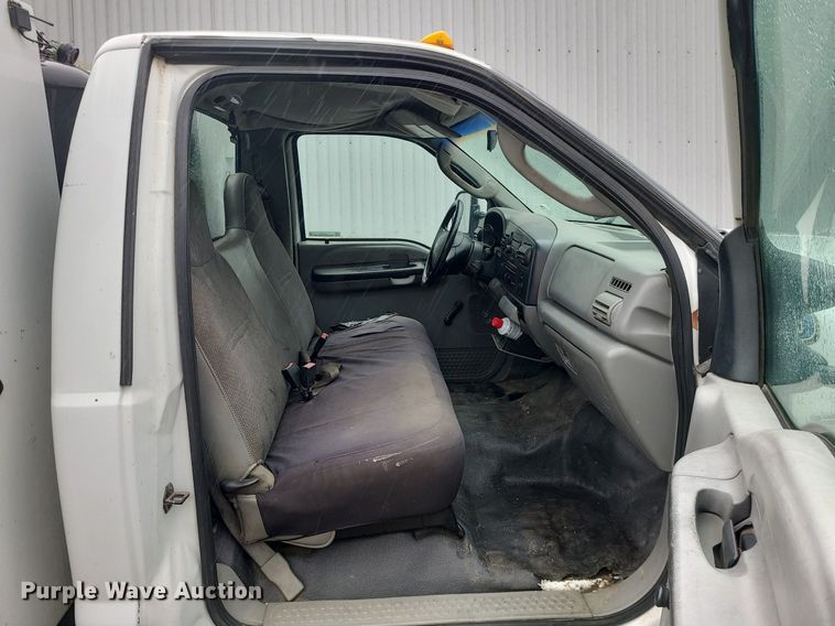 image for item LE9046 2005 Ford F450  utility / service truck