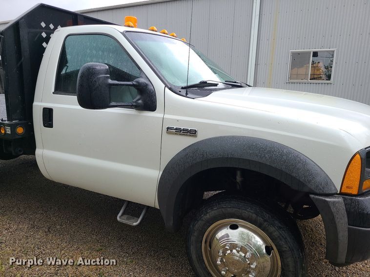 image for item LE9047 2005 Ford F550  flatbed truck
