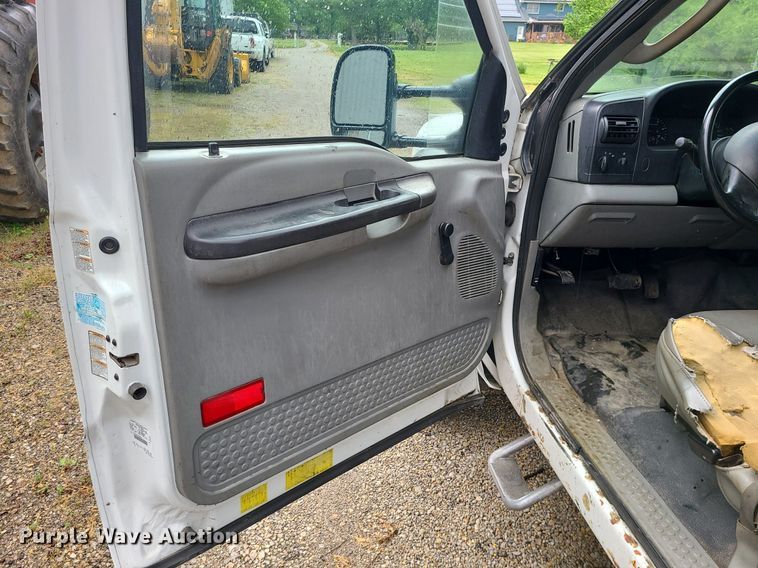 image for item LE9047 2005 Ford F550  flatbed truck