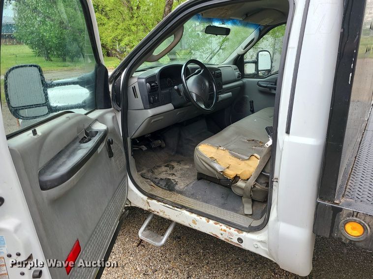 image for item LE9047 2005 Ford F550  flatbed truck