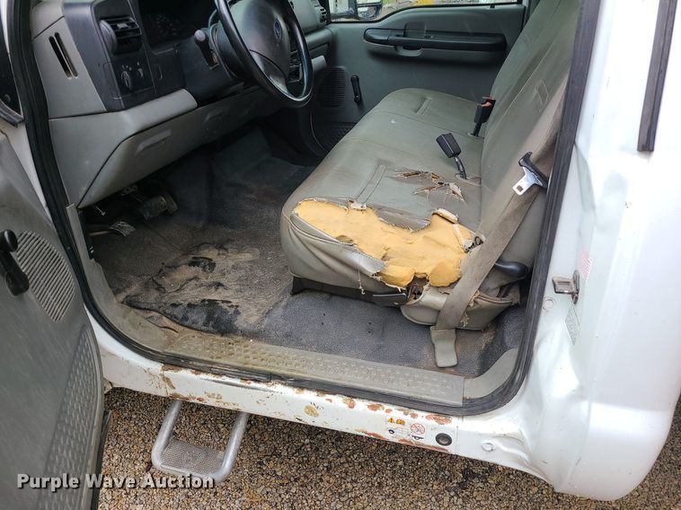 image for item LE9047 2005 Ford F550  flatbed truck