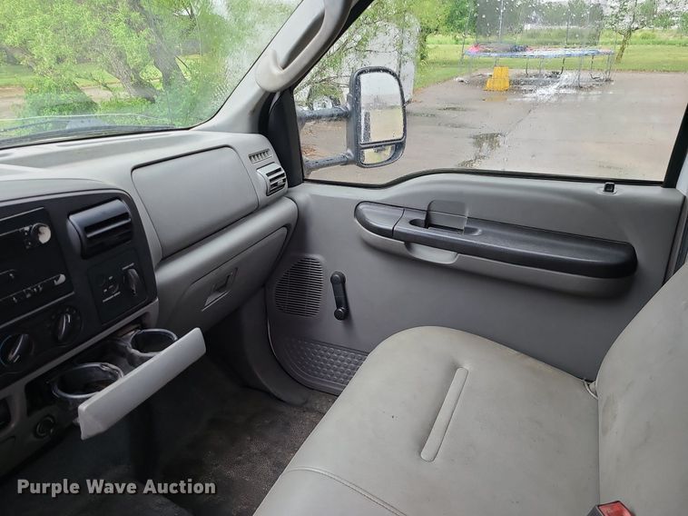 image for item LE9047 2005 Ford F550  flatbed truck