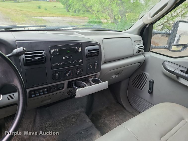 image for item LE9047 2005 Ford F550  flatbed truck