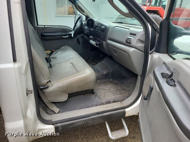 image for item LE9047 2005 Ford F550  flatbed truck