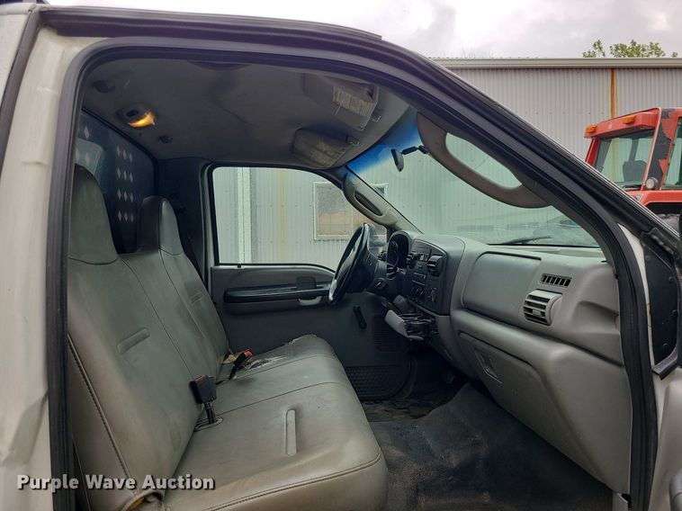 image for item LE9047 2005 Ford F550  flatbed truck