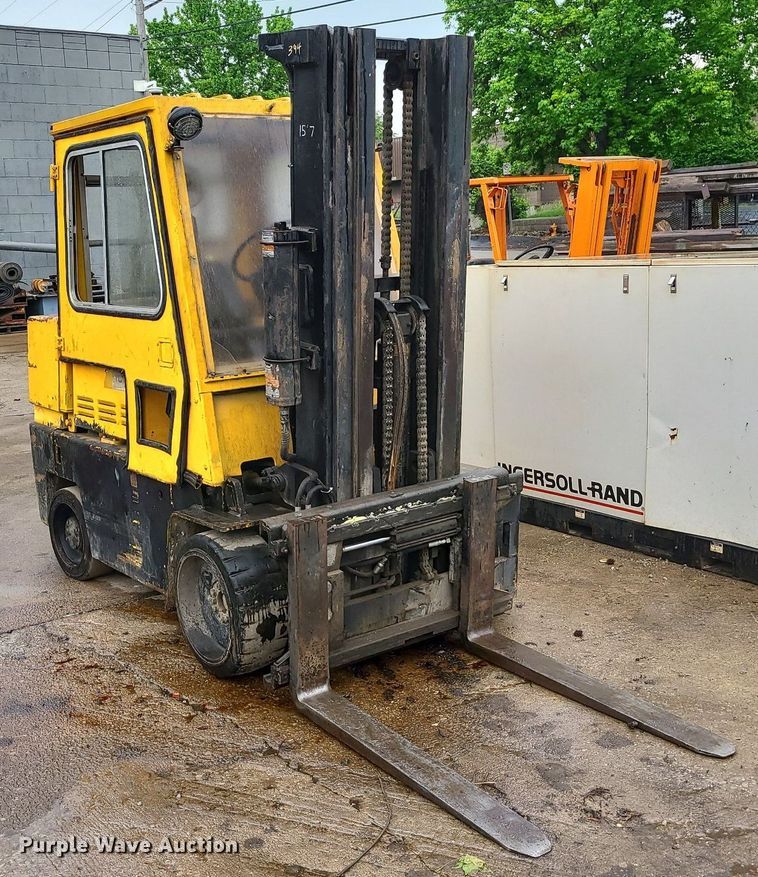 image for item LE9089 Caterpillar TC100D  forklift