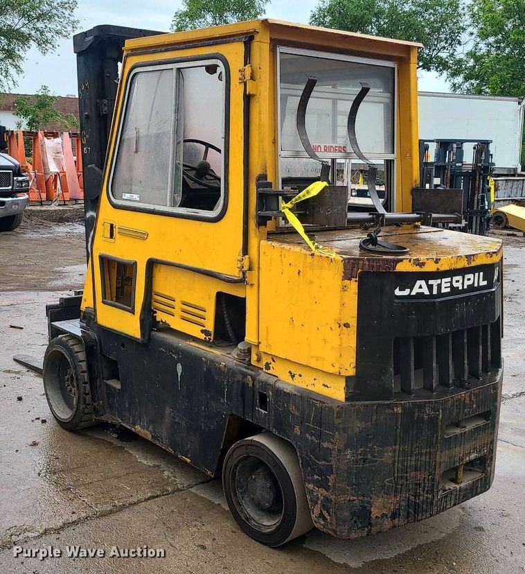 image for item LE9089 Caterpillar TC100D  forklift
