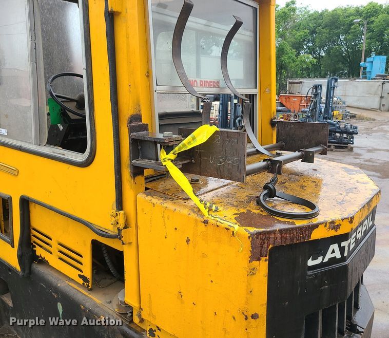 image for item LE9089 Caterpillar TC100D  forklift