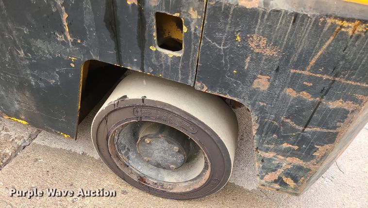 image for item LE9089 Caterpillar TC100D  forklift