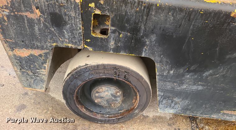 image for item LE9089 Caterpillar TC100D  forklift