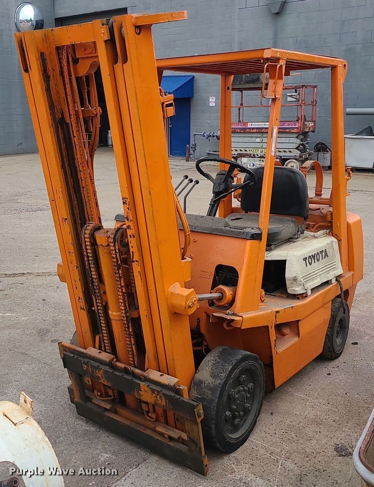 image for item LE9090 (2) forklifts