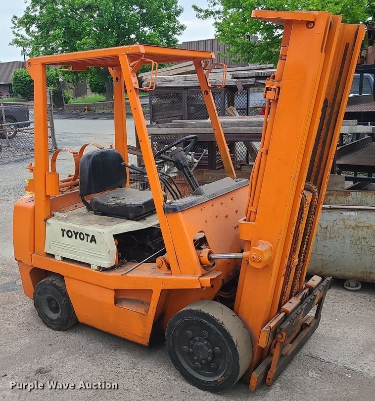 image for item LE9090 (2) forklifts