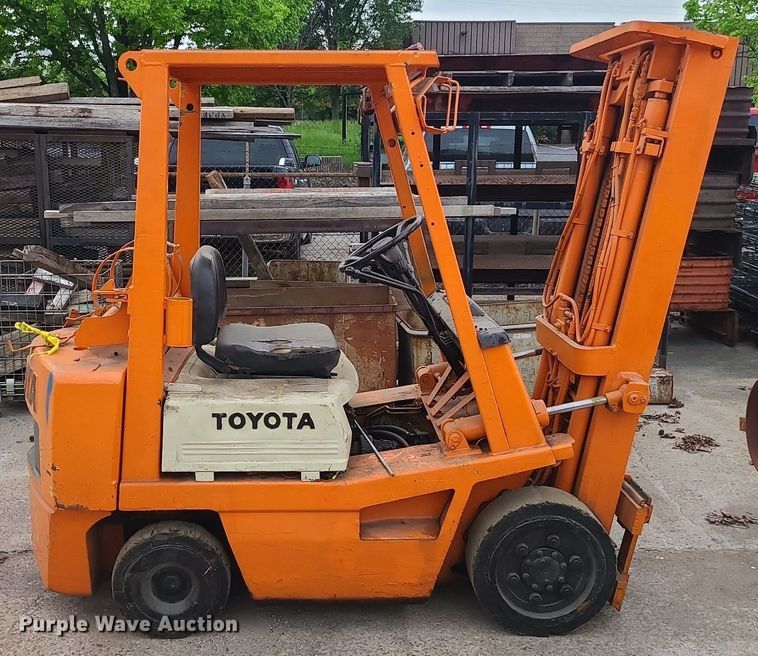 image for item LE9090 (2) forklifts