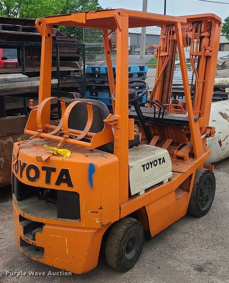 image for item LE9090 (2) forklifts