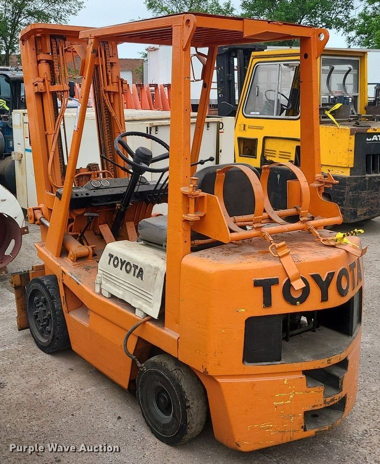 image for item LE9090 (2) forklifts