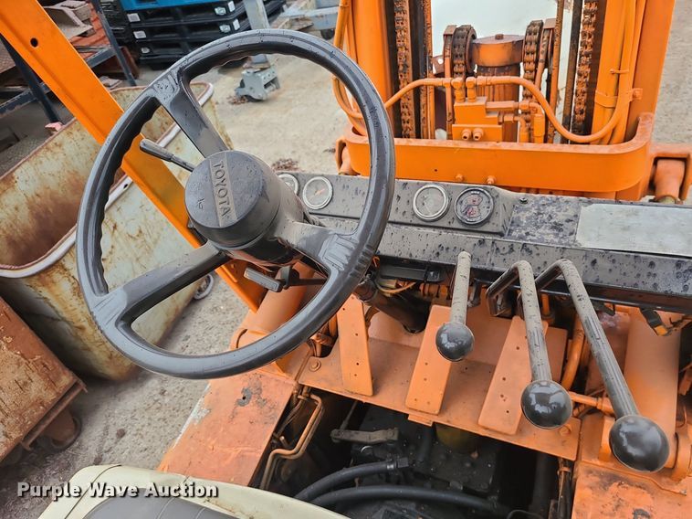 image for item LE9090 (2) forklifts