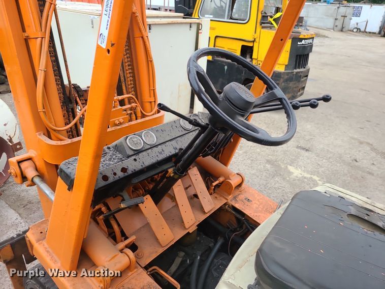 image for item LE9090 (2) forklifts