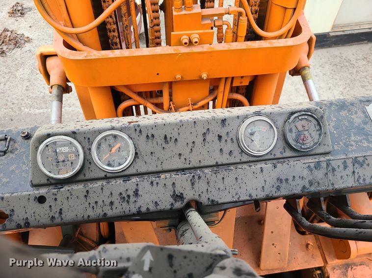 image for item LE9090 (2) forklifts